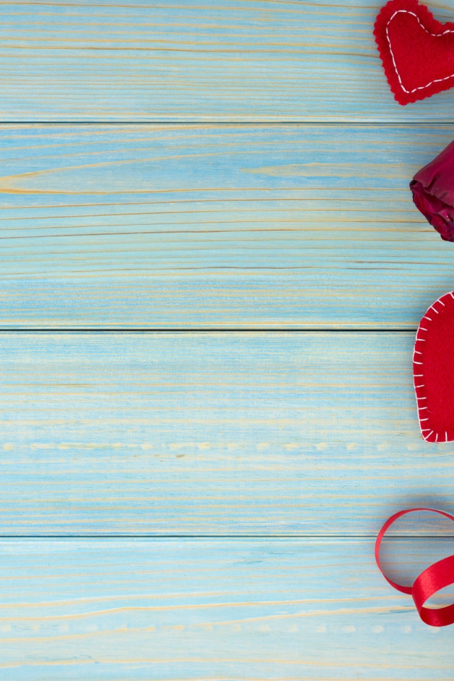 Роза, подарок, сердечки и конфеты для любимой на голубом фоне