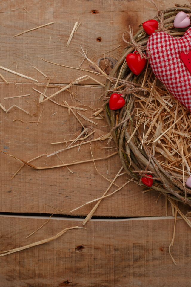 Два сердца из ткани на столе в гнезде 