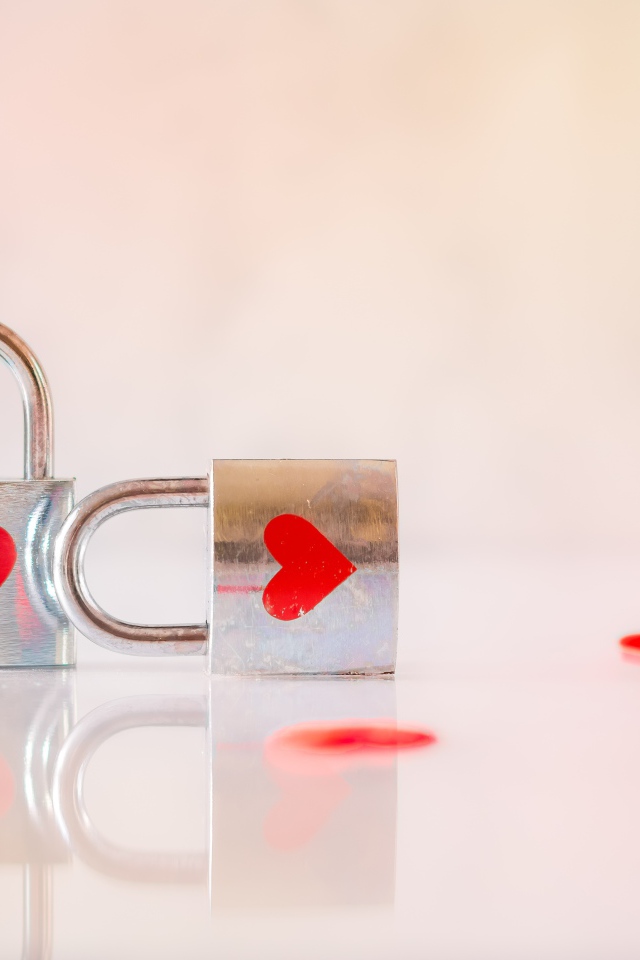 Два замка для влюбленных с красными сердечками