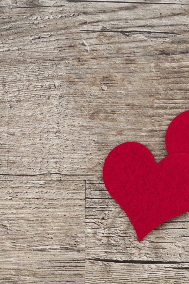 Два красных сердца на деревянном столе