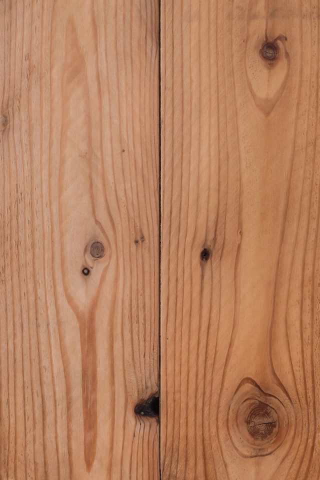 Два плюшевых медведя с сердечками у стены