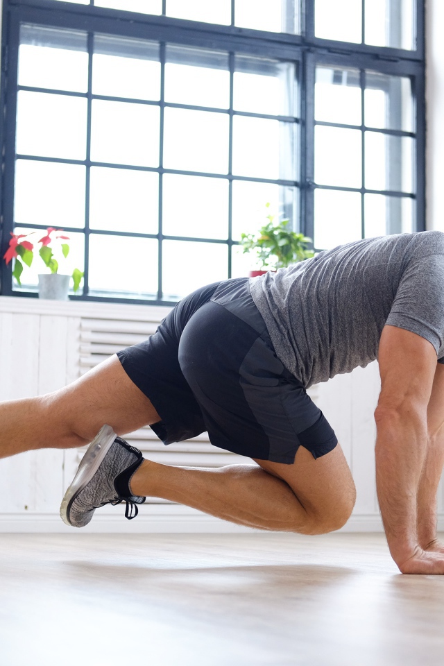 Спортивный мужчина делает упражнения в спортзале 