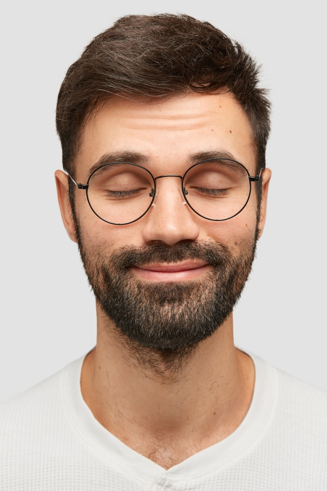 Бородатый мужчина с очками на лице 