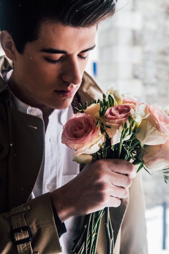 Красивый мужчина с букетом роз в руке