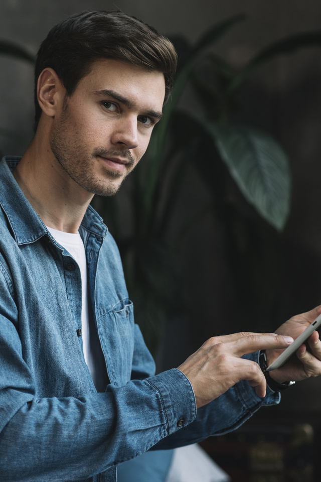 Красивый мужчина со смартфоном в руке