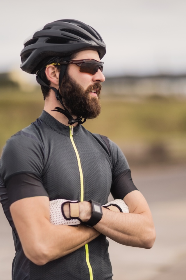 Мужчина велосипедист в черном шлеме 