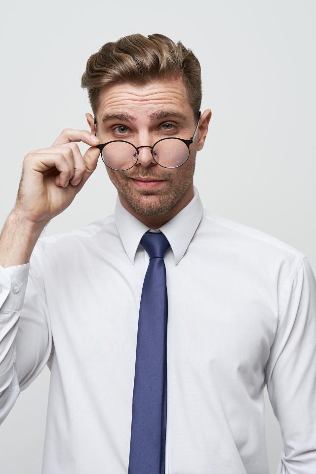 Стильный мужчина в белой рубашке в очках 