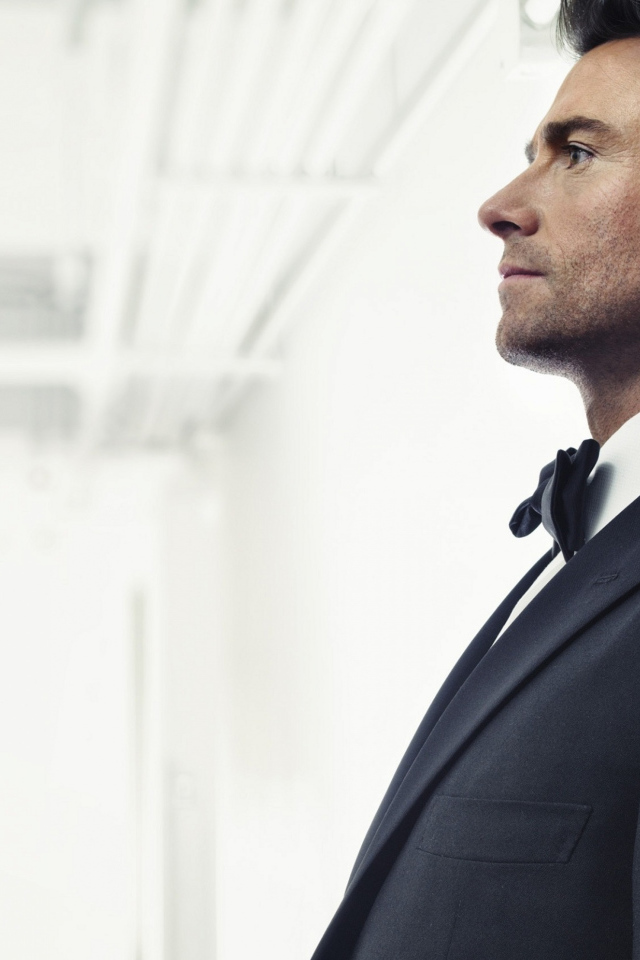 Мужчина в костюме, актер Хью Джекман у стены