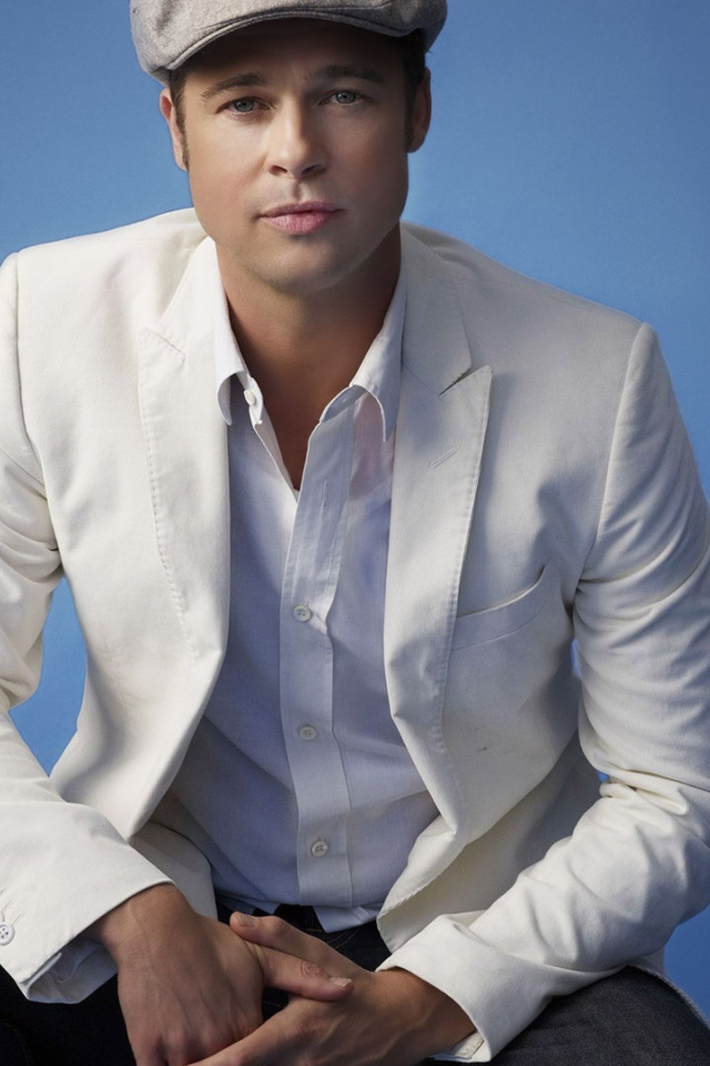 Актер Брэд Питт в костюме на синем фоне