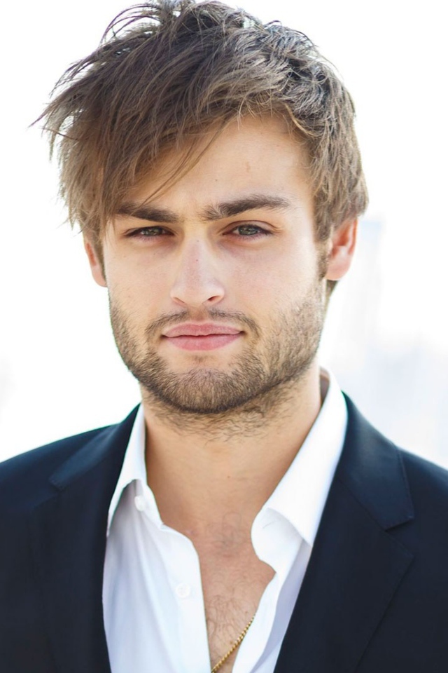 Актер Дуглас Бут в костюме на белом фоне