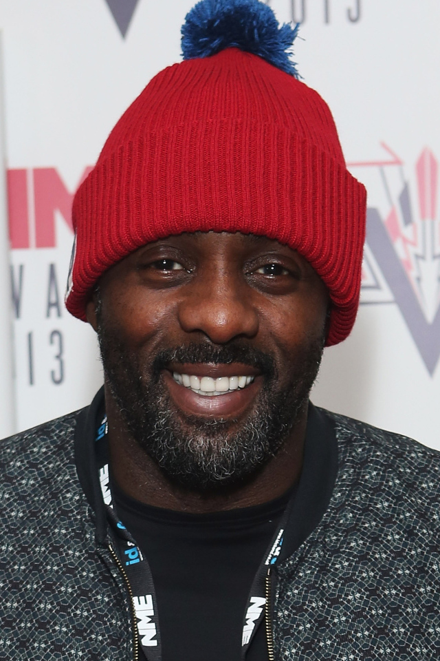 Актер Идрис Эльба в красной вязаной шапке