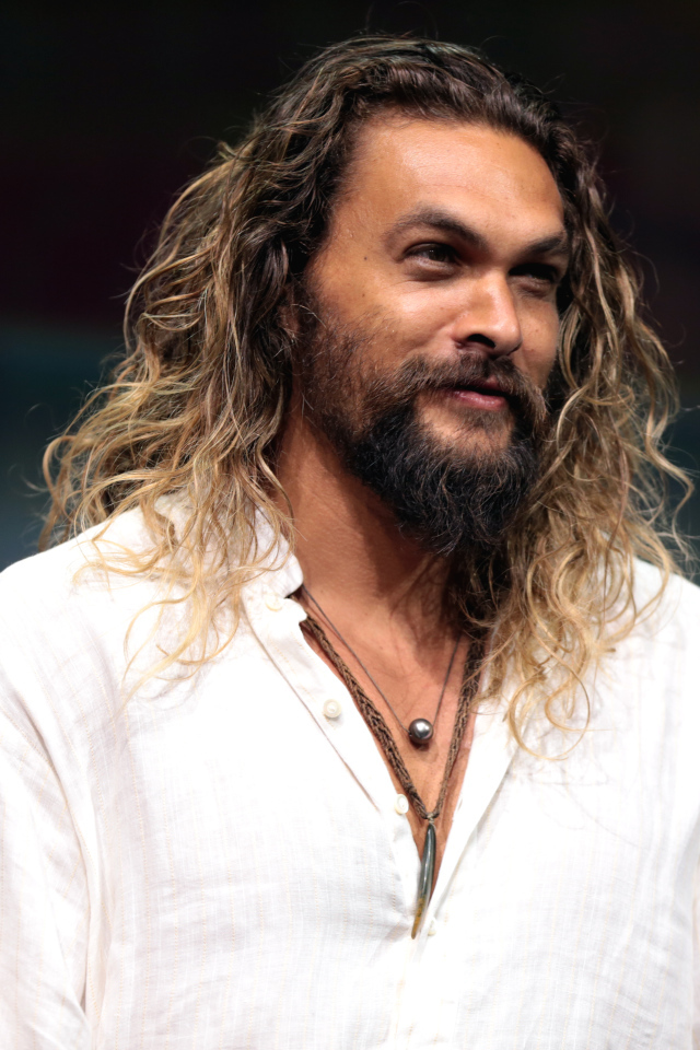 Актер Джейсон Момоа в белой рубашке