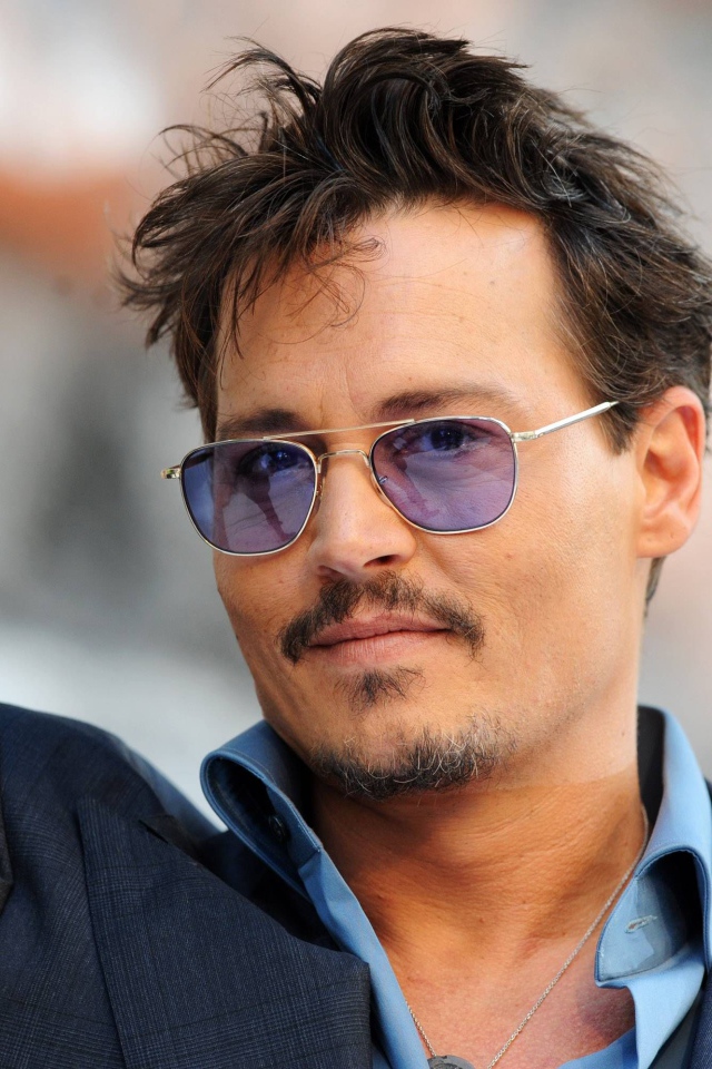 Актер Джонни Депп в дорогом костюме