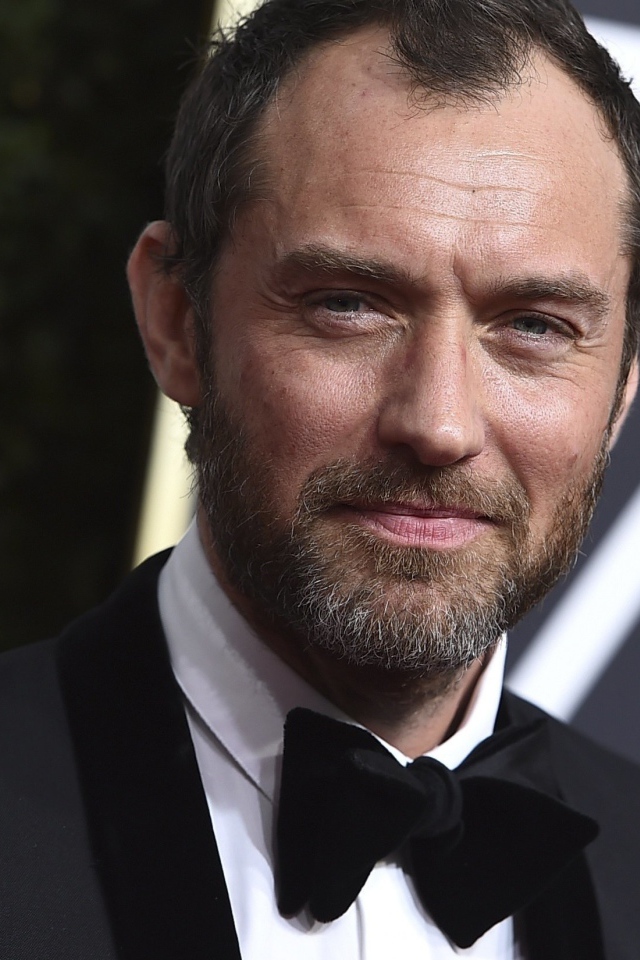 Актер Джуд Лоу в костюме с бабочкой