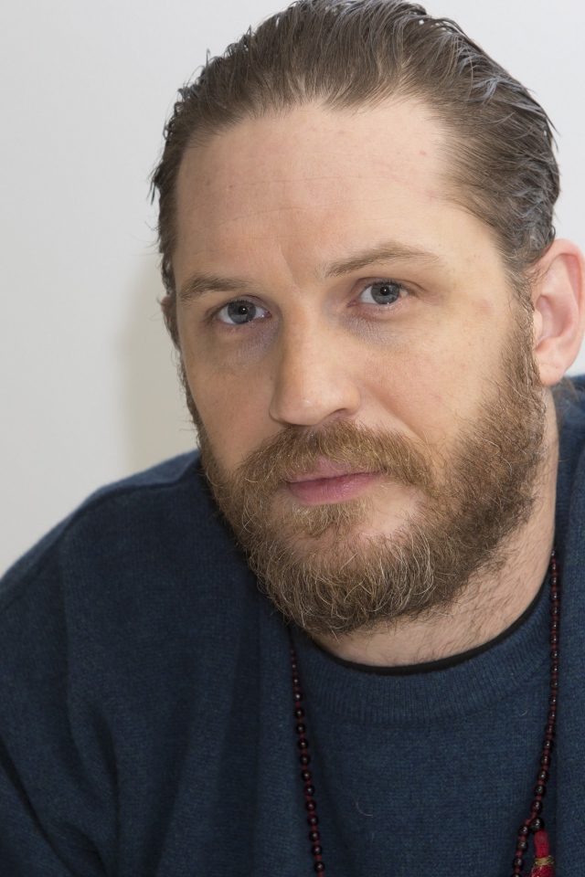 Актер Том Харди с бородой на лице