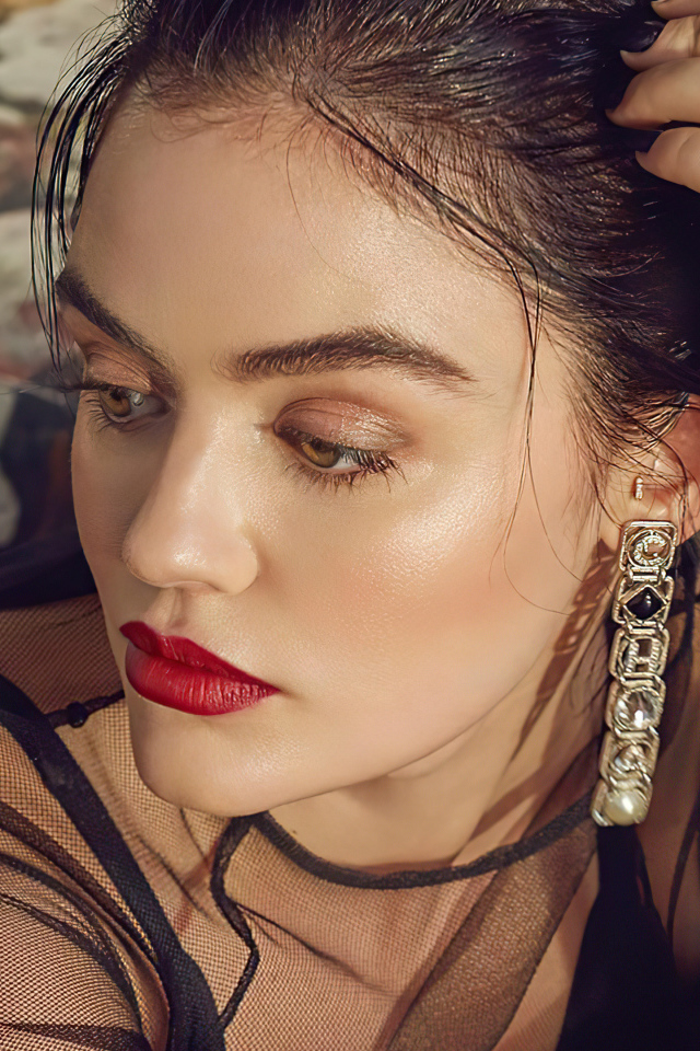 Актриса Люси Хейл отвела взгляд 