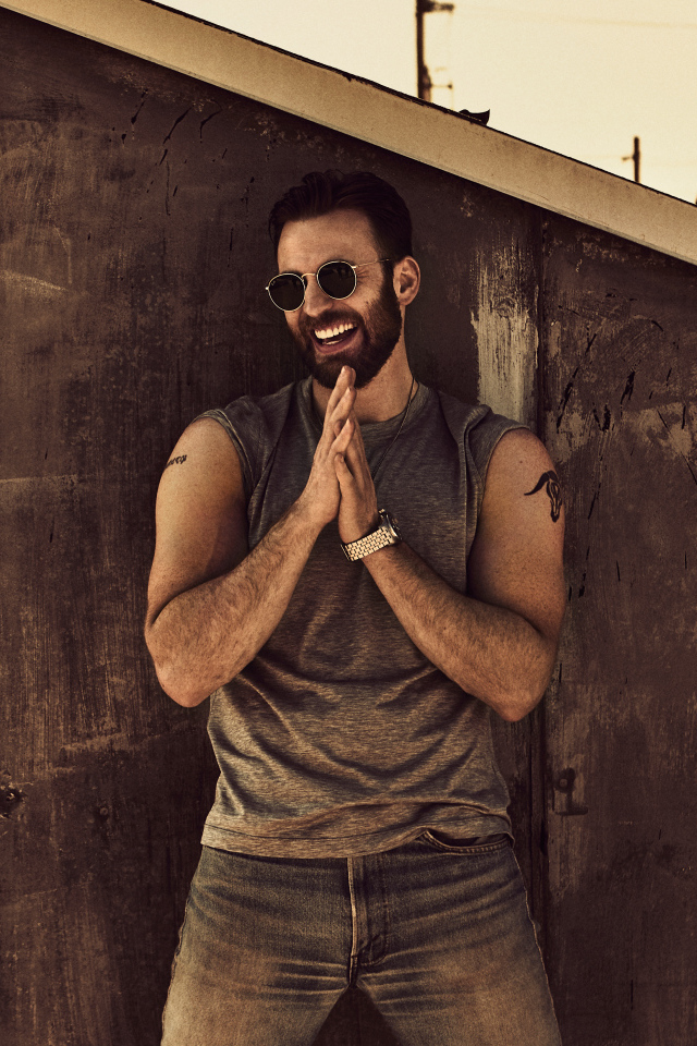 Американский актер Крис Эванс в солнечных очках