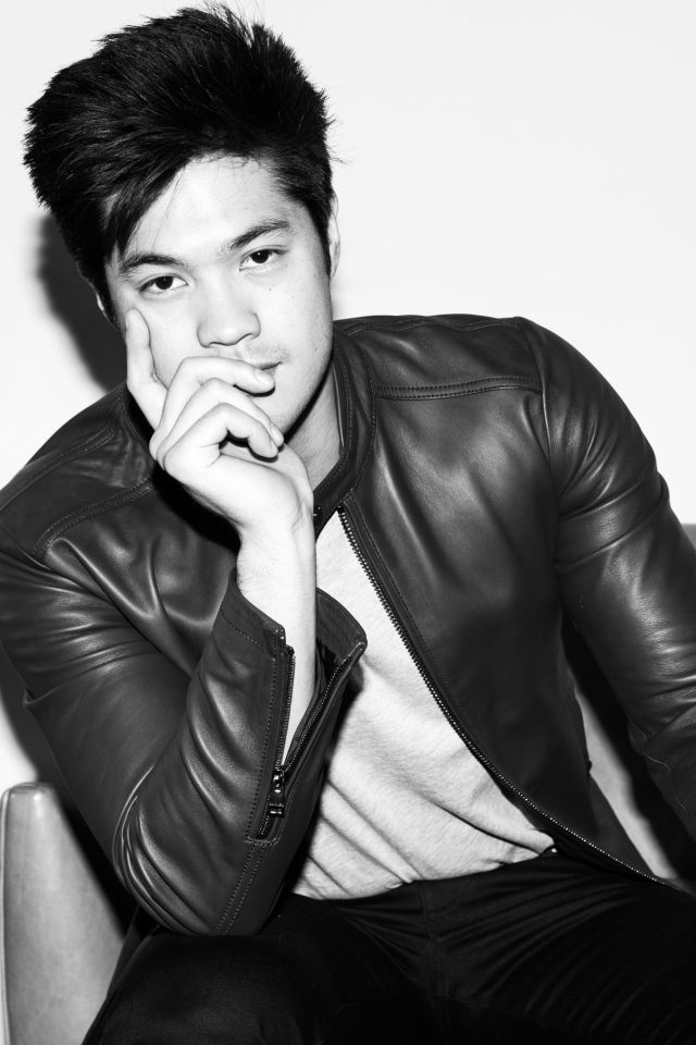 Американский актер Росс Батлер в черной кожаной куртке