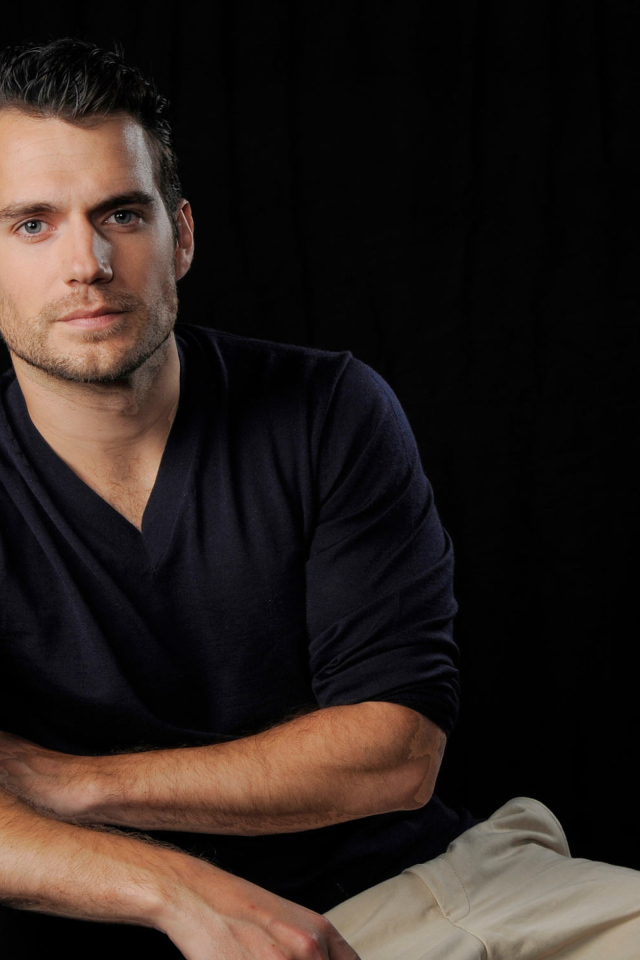 Британский актер Генри Кавилл на черном фоне