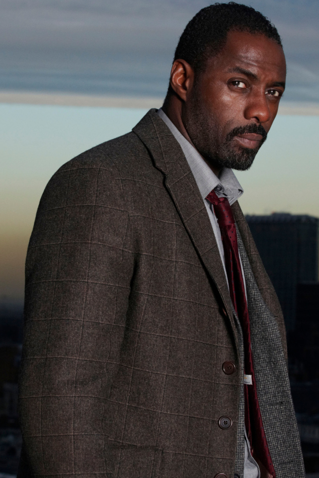 Британский актер Идрис Эльба на фоне города