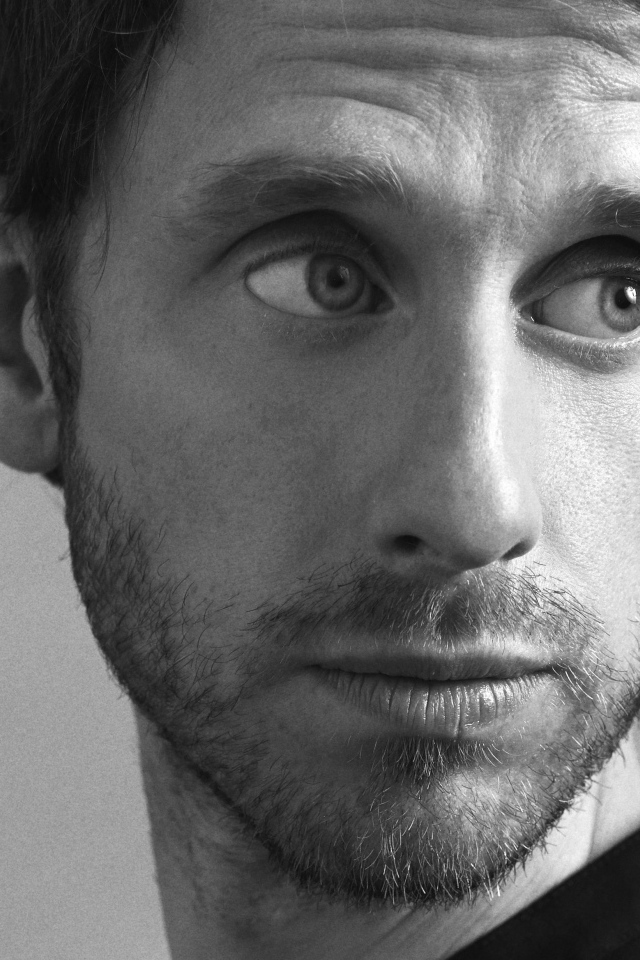 Британский актер Роберт Эммс лицо крупным планом