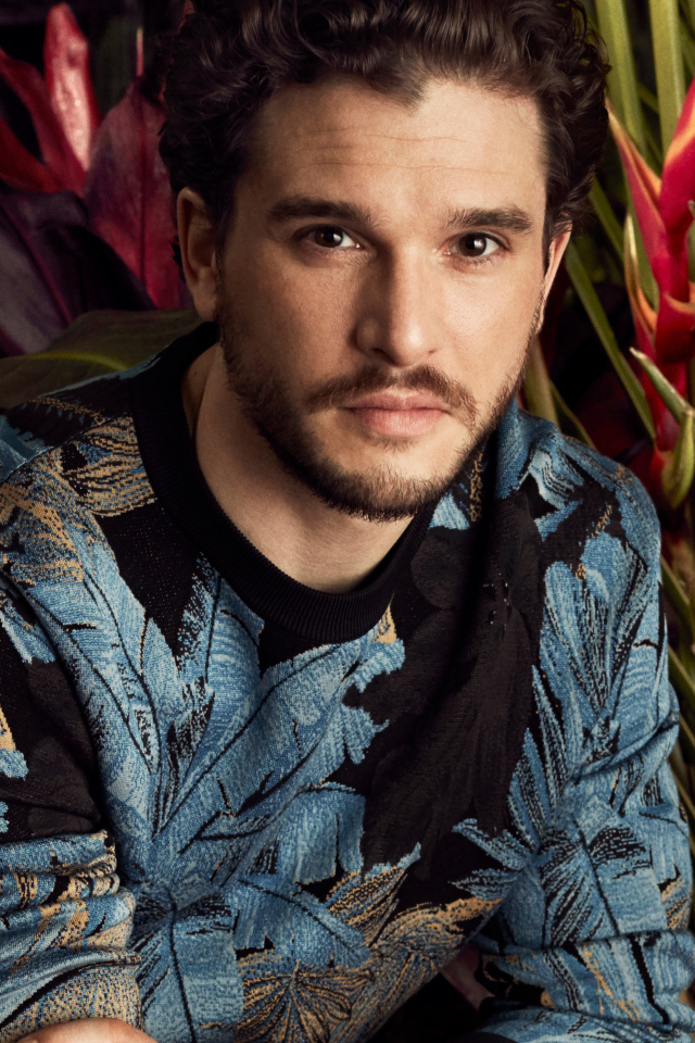 Английский актер Кит Хэрингтон на фоне цветов