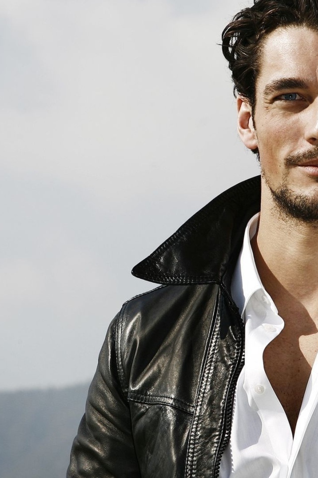 Красивый мужчина модель Дэвид Ганди