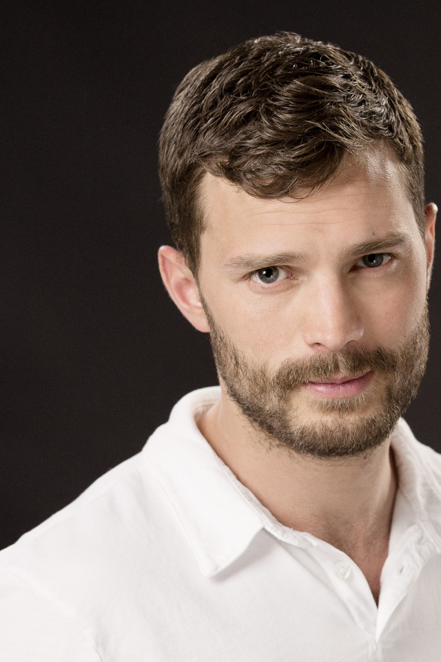 Красивый мужчина, актер Джеми Дорнан в белой рубашке