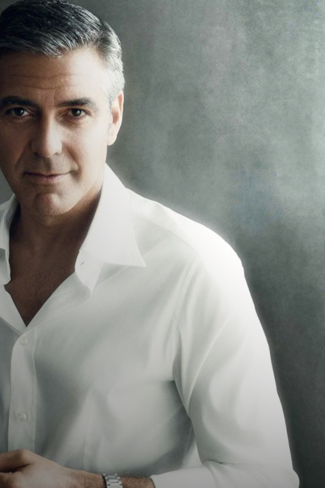 Красивый мужчина, актер Джордж Клуни в белой рубашке 