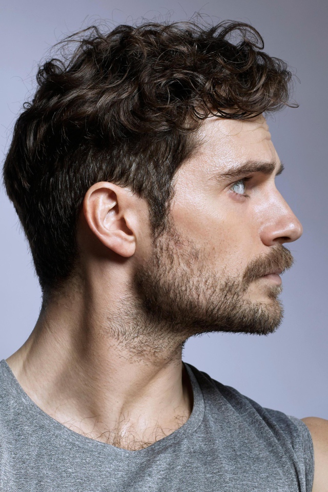 Красивый мужчина, актер Генри Кавилл на сером фоне