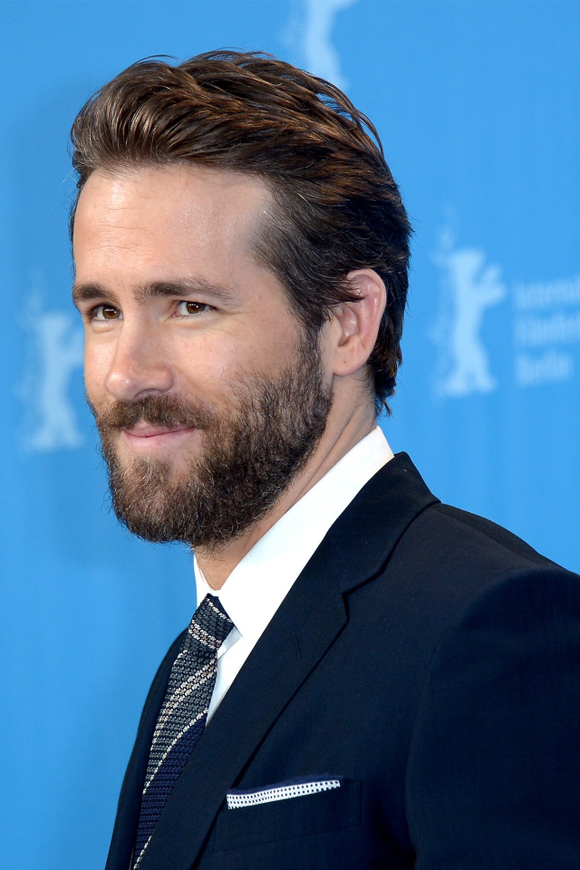 Красивый мужчина в костюме, актер Райан Рейнольдс