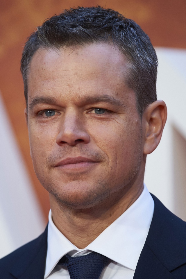 Красивый популярный актер Мэтт Деймон в костюме