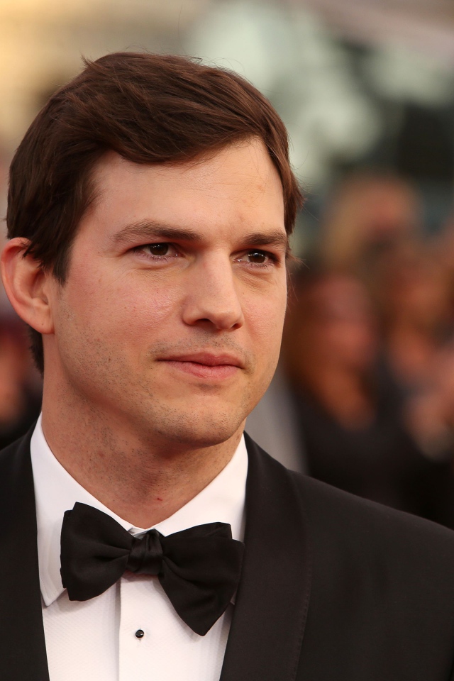 Красивый стильный мужчина, актер Эштон Кутчер в костюме