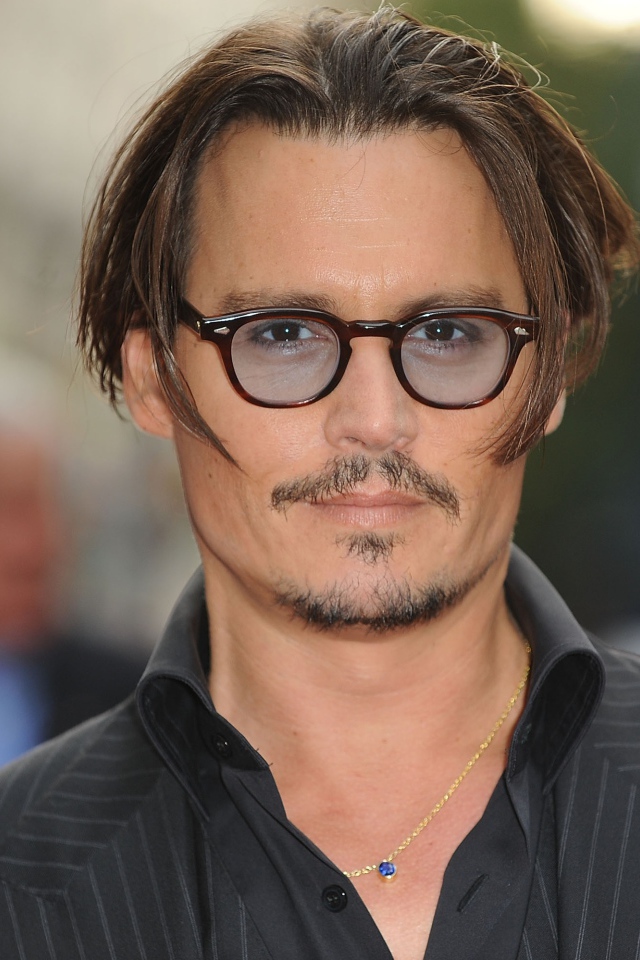 Популярный актер Джонни Депп в очках и пиджаке
