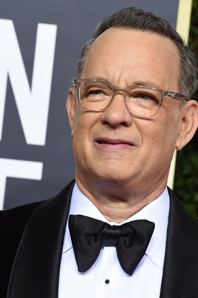 Популярный актер Том Хэнкс в черном костюме