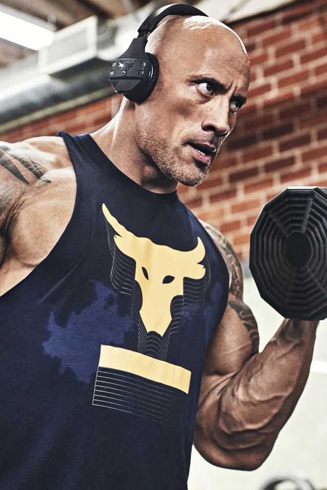 Популярный актер, рестлер Дуэйн Джонсон занимается в спортзале 