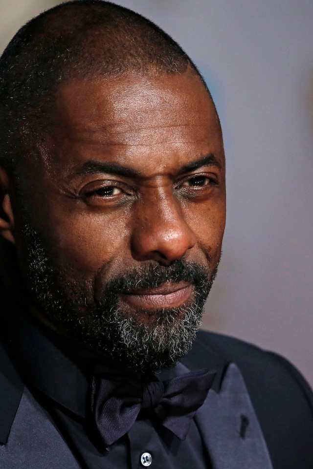 Серьезный мужчина, актер Идрис Эльба в костюме