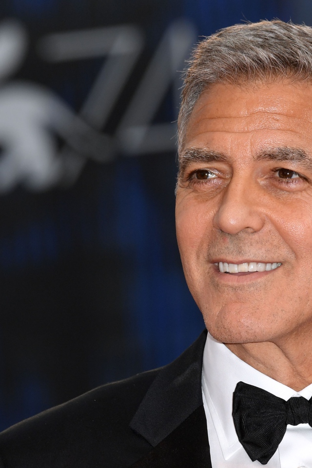 Улыбающийся мужчина, актер Джордж Клуни
