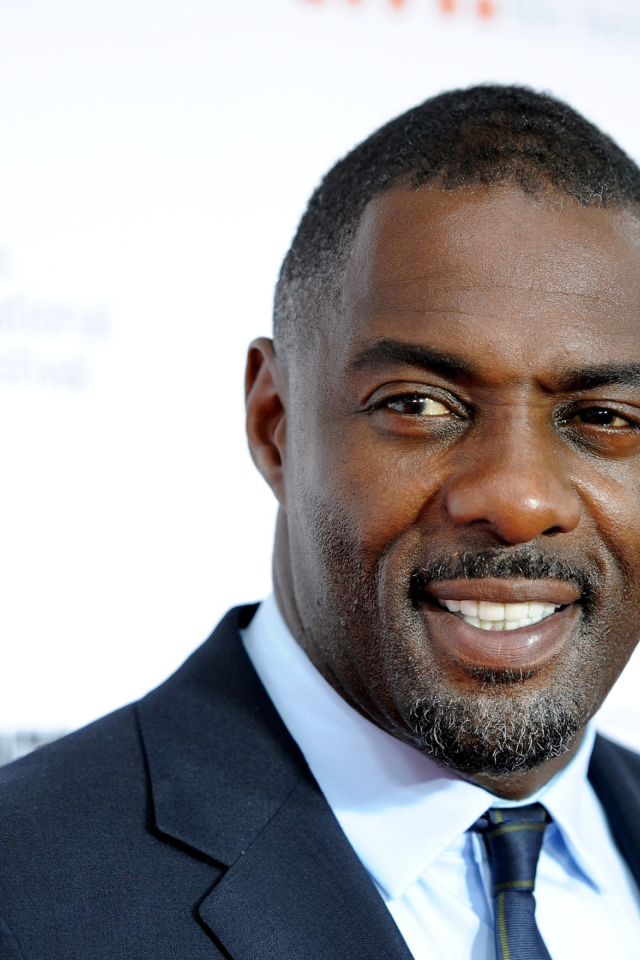 Улыбающийся мужчина актер Идрис Эльба