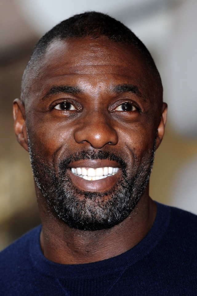 Улыбающийся мужчина,  актер Идрис Эльба