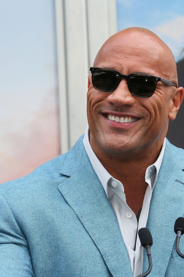 Сильный мужчина Дуэйн Джонсон в очках