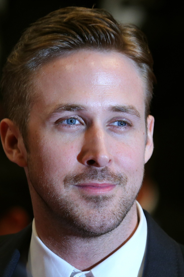 Стильный  мужчина, популярный актер Райан Гослинг в костюме