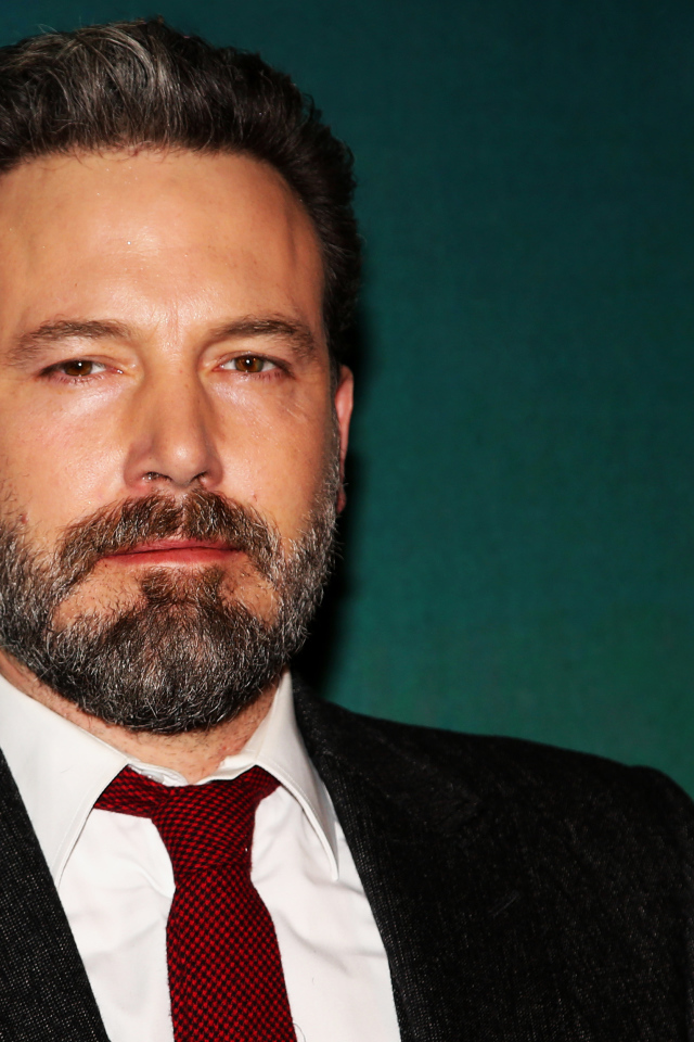 Стильный популярный актер Бен Аффлек в костюме