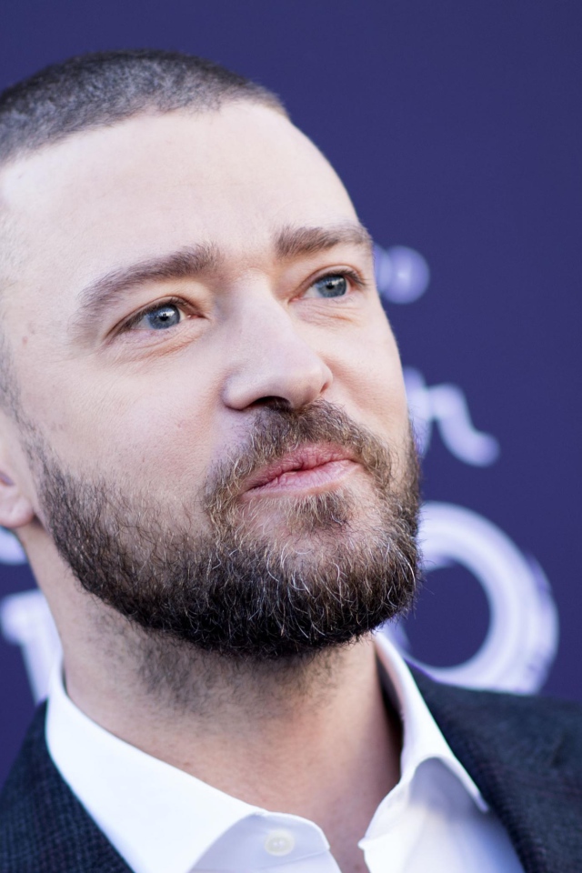 Лицо голубоглазого актера Джастина Тимберлейка на синем фоне