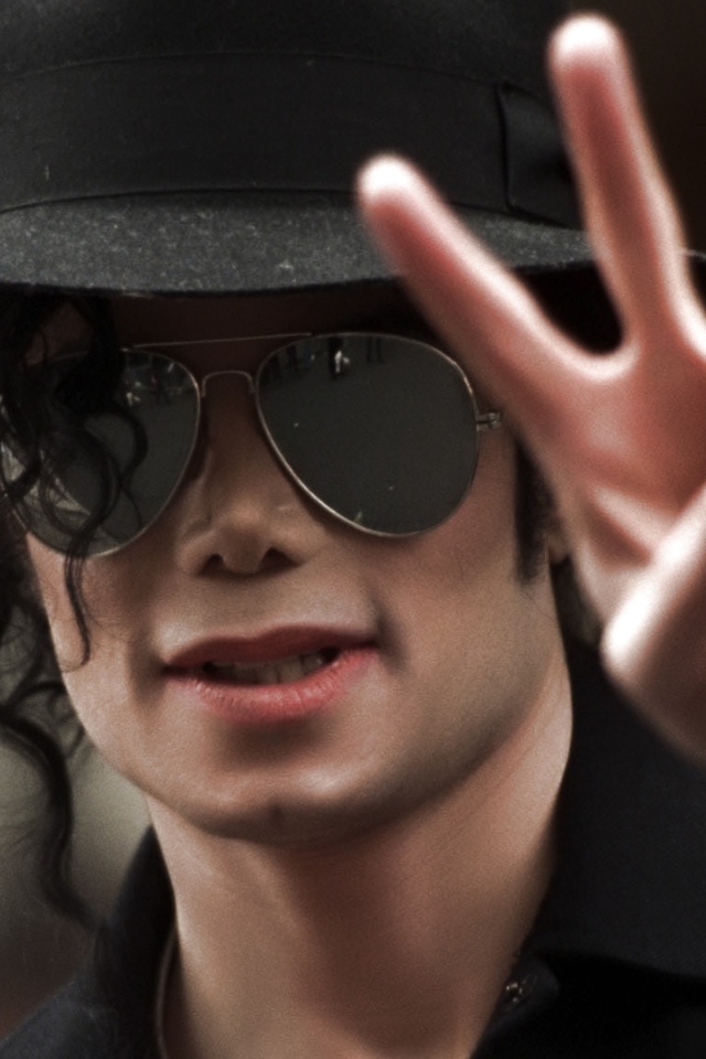 Легендарный исполнитель Майкл Джексон в черных очках 