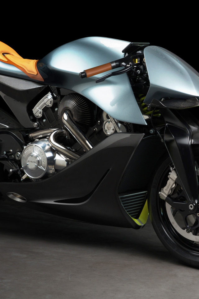 Мотоцикл Aston Martin Brough Superior AMB-001 EICMA 2019 года на черном фоне