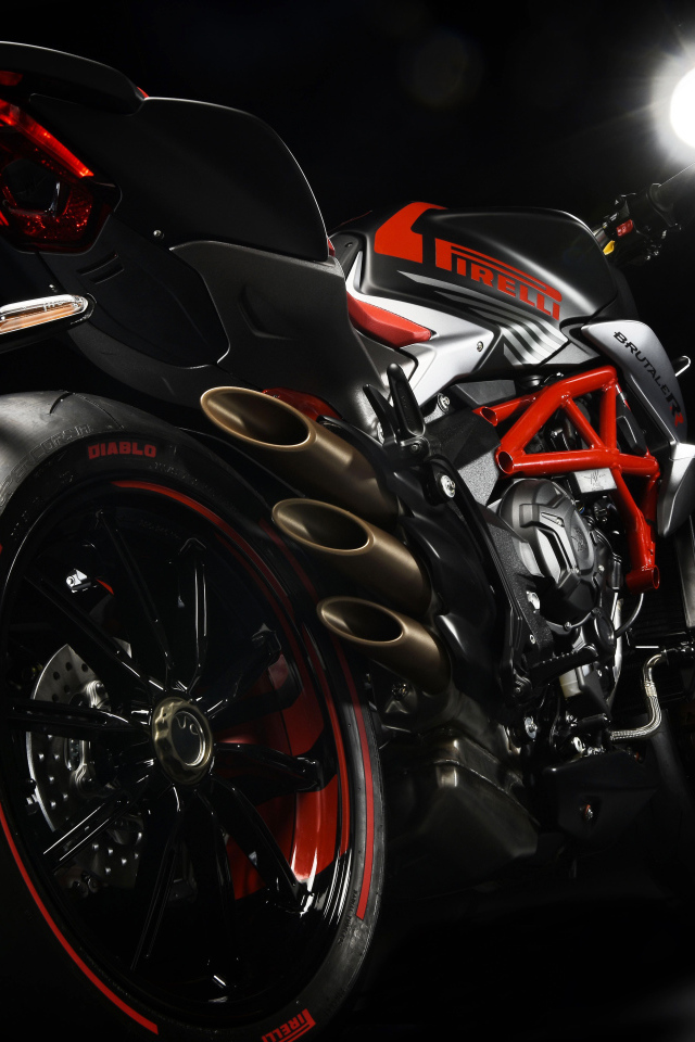 Мотоцикл Agusta Brutale 800 RR Pirelli вид сзади