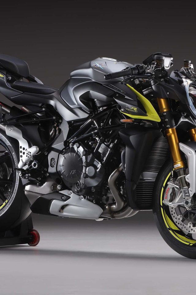 Большой мотоцикл Agusta Brutale 2020 года на сером фоне