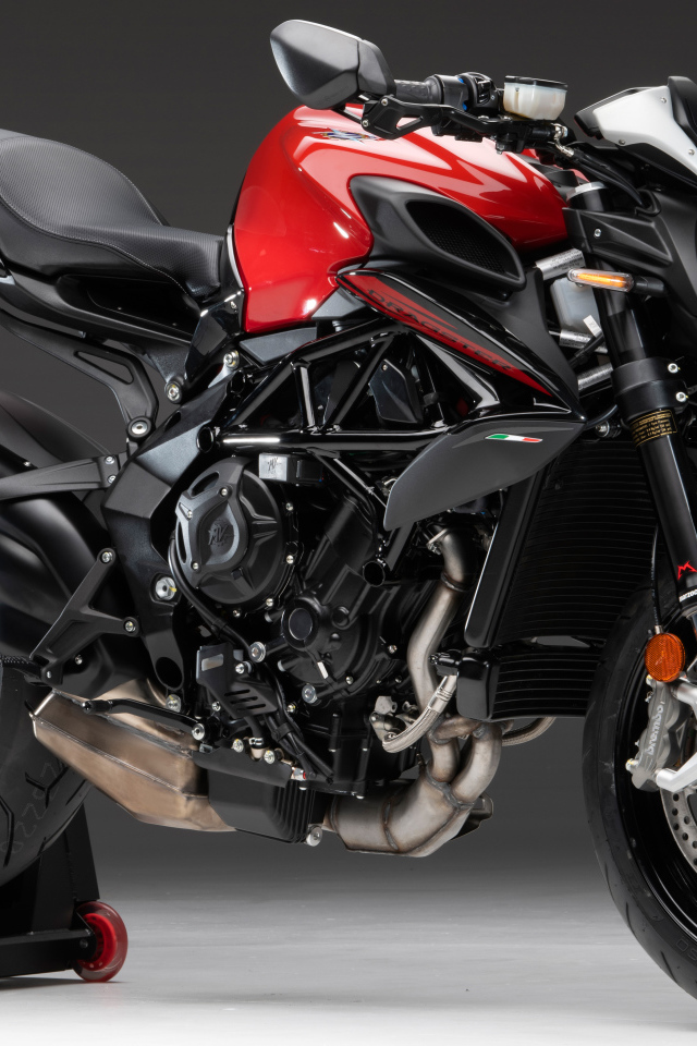 Черный мотоцикл Agusta Dragster 800 Rosso 2020 года на сером фоне