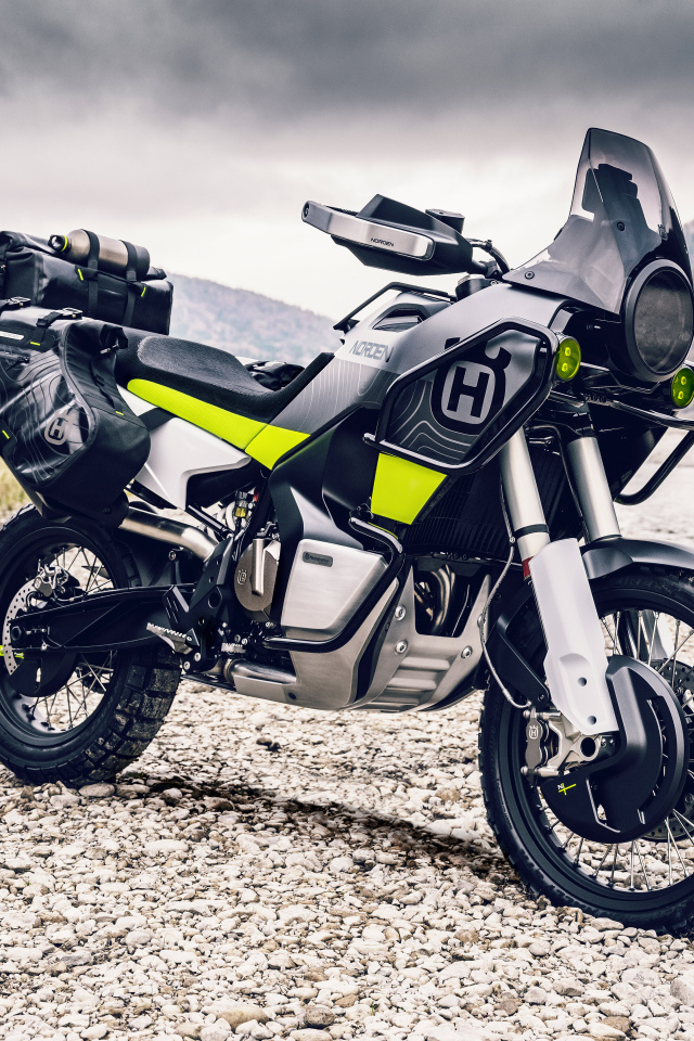 Мотоцикл Husqvarna Norden 901 на фоне гор 